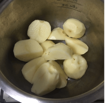 Image: Put the ingredients into the pot starting with the potatoes.