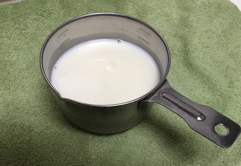 計量カップに入った牛乳の画像