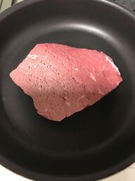 画像　普通のフライパンで肉を焼く