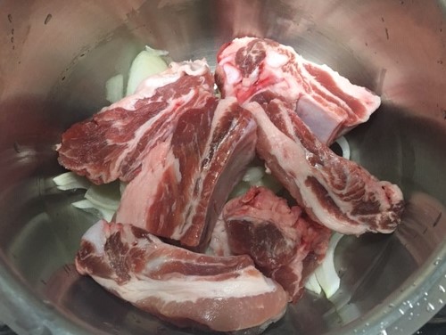 　Image Putting the spare ribs into the pot