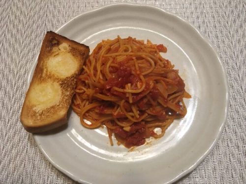 tomato sauce pasta table