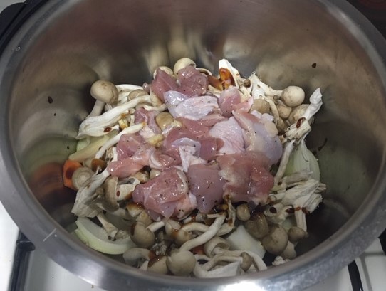 大根、玉ねぎ、にんじん、しめじ、しょうが、鶏肉を内鍋に入れた画像 