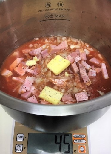 トマトリゾット塩を鍋へ入れる