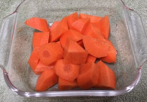 　Image: Cut carrots into bite-size pieces