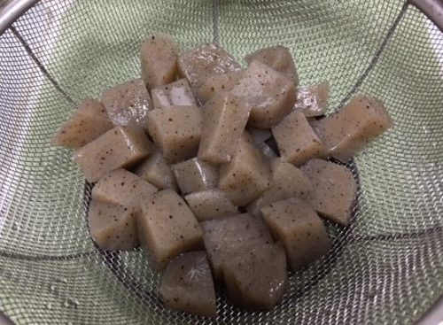 Image: Bite-size konjac after boiling water is poured over it