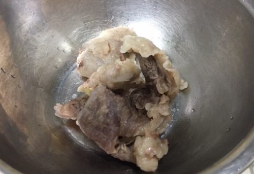 　Image: Rinsing beef tendon with water