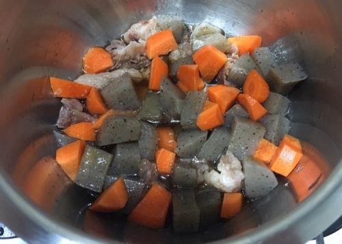 Image: Inside the pot before cooking beef tendon stew