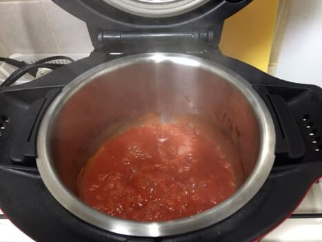 トマトソース煮詰める