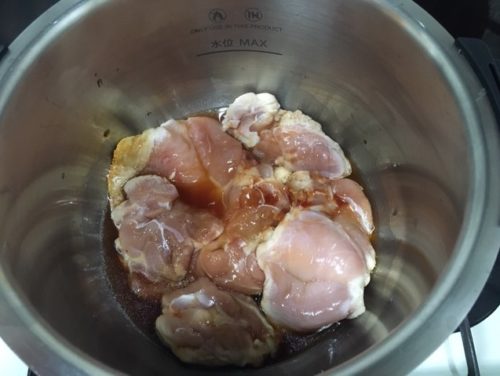 鶏のふっくらツヤ煮調理前鍋の中