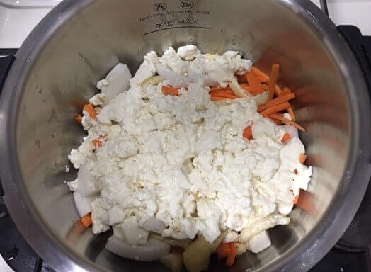 大根とくずし豆腐の煮物調理前鍋の中