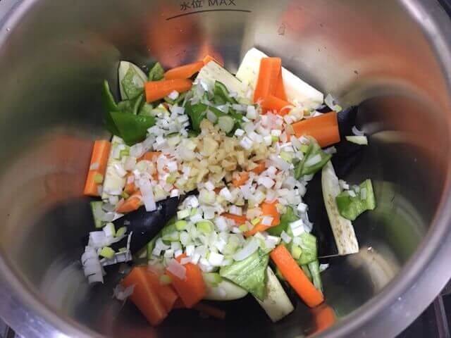 野菜を鍋に入れる