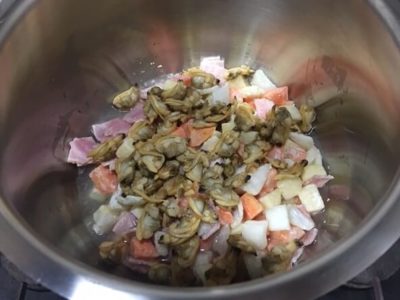 　Image Clam chowder ingredients into the pot