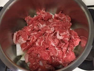 ハヤシライス玉ねぎと牛肉を鍋へ入れる