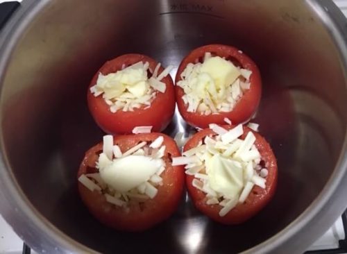 トマトにチーズとバターを置く