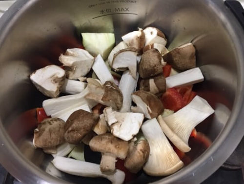 勝間流たっぷり野菜の蒸し煮調理前鍋の中