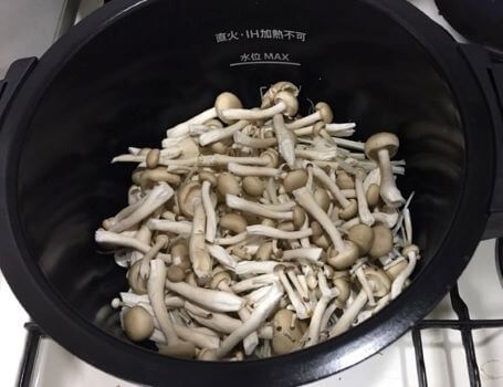 Image Put the mushrooms into the pot.