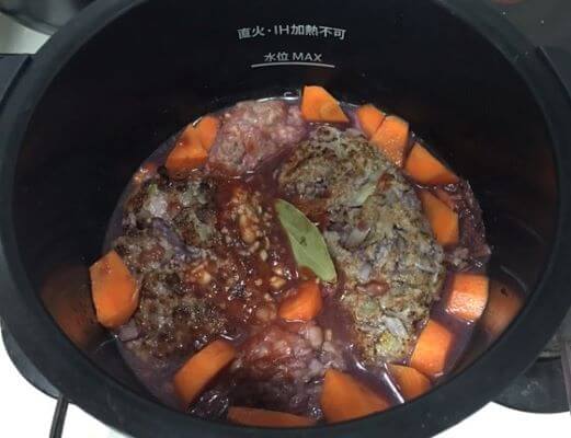 Image: Inside the pot before cooking the Stewed hamburg steak