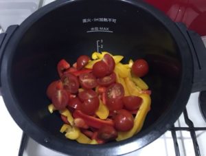 パプリカとプチトマトを鍋へ入れる