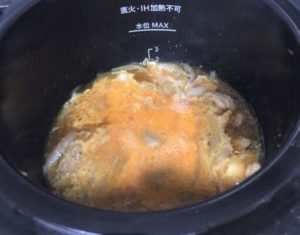 Image put beaten egg into the pot