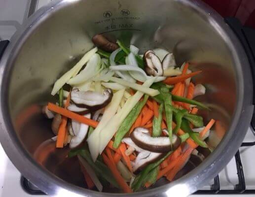 野菜類を鍋に入れる