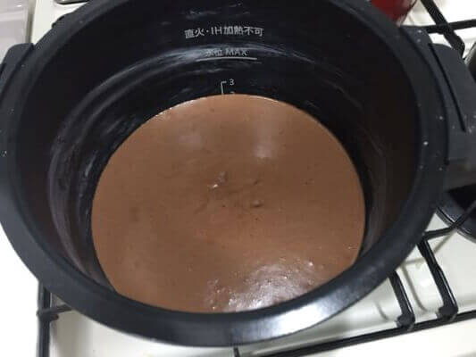 チョコレートケーキ調理前鍋の