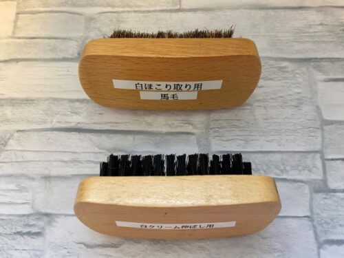 Mini brush for colorless shoes