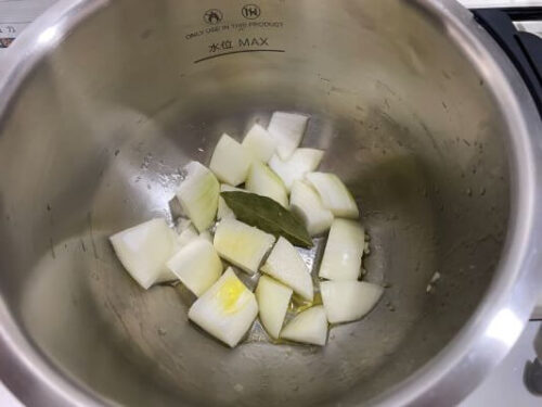 Image: Onion, olive oil, bay leaf