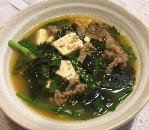 牛肉とニラの韓国風スープ食卓