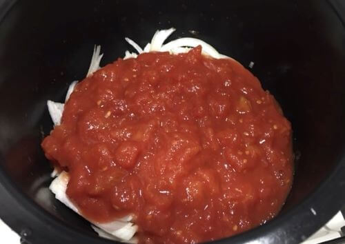 トマト水煮缶を入れる
