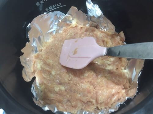 Image: Put the meat stock in and flatten it with a spatula.