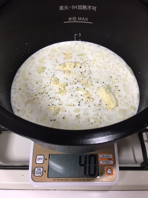 コーンスープ調理前鍋の中