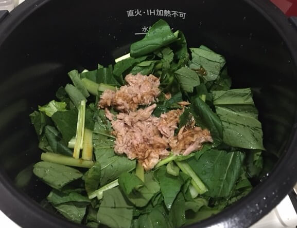 小松菜とツナの煮物調理前鍋の中