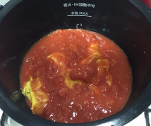 トマト水煮缶を1缶ぜんぶ入れる