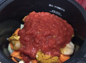 トマト水煮缶を入れる調理前鍋の中