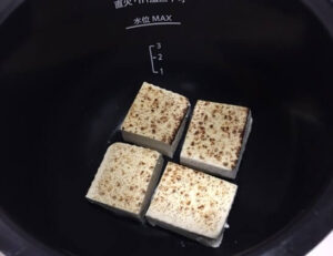 焼き豆腐を4個鍋底に置く