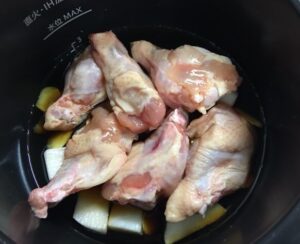 鶏手羽元と味ぽんを入れる調理前鍋の中