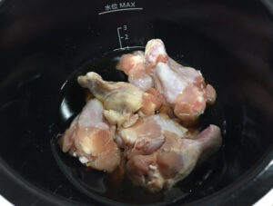 ゆず香る鶏手羽のぽん酢煮ちゅり前鍋の中