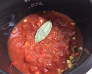 トマト水煮缶、塩、水、ローリエを入れる