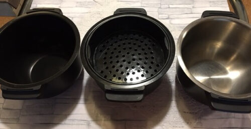 写真左：新機種フッ素コート鍋、中：別売フッ素コート鍋　右：旧機種ステンレス鍋