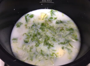 最後に水菜と塩を入れる調理前鍋の中