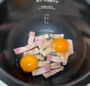 卵を入れる調理前鍋の中