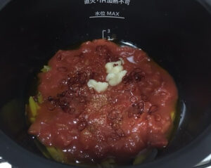 トマト水煮缶調味料を全部入れる