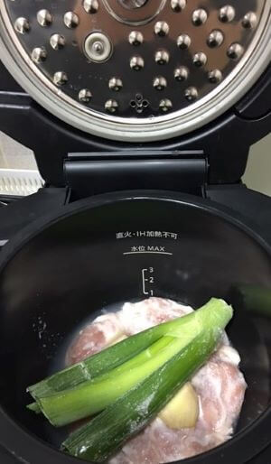 鶏ハム2種タレの調理前鍋の中
