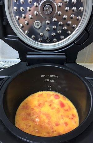 トマトオムレツ調理前鍋の中