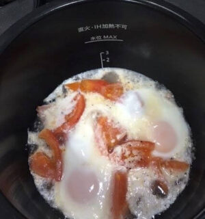 卵入りトマトスープ出来立て直後鍋の中