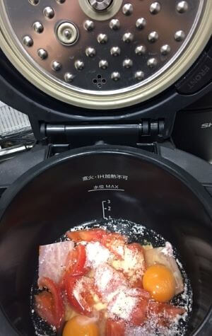 卵入りトマトスープ調理前鍋の中