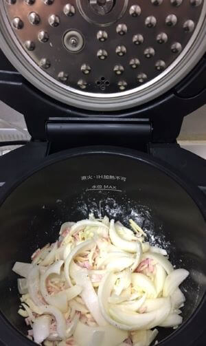 玉ねぎのガレット調理前鍋の中